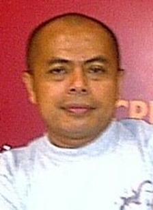 membacakan buku
